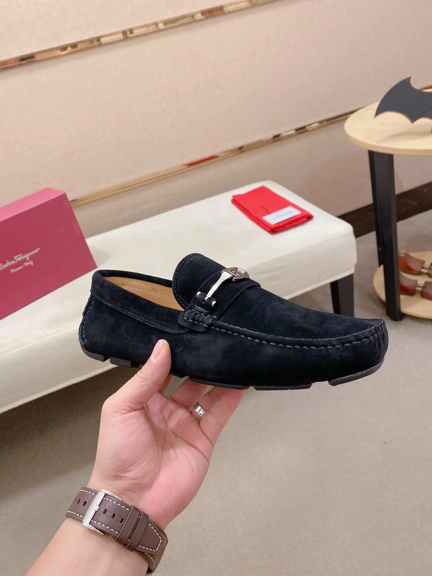 Factory price: 540💰High-end quality! Ferragamo🆕🆕Exclusive hot-selling products in stock🔥🔥New products on the shelves, high-quality Ferragamo men's pea shoes, high-end casual driving shoes, with complete packaging! 💪 💪 Material: imported suede cowhide 🐂 + imported high-quality water-dyed cowhide lining + wear-resistant outsole 👍🏻👍🏻 Features: high-end and comfortable, purely handmade 🚀 🚀 Create the perfect shoe that suits you best 🔥 🔥 Size: (38-44) 45 standard size can be customized!